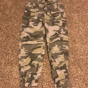 Packing camo cargo joggers